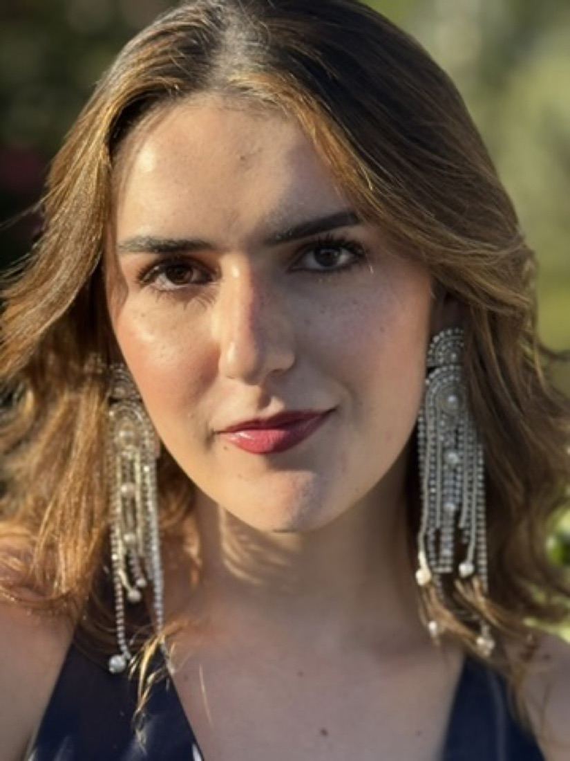 Retrato cercano con aretes
